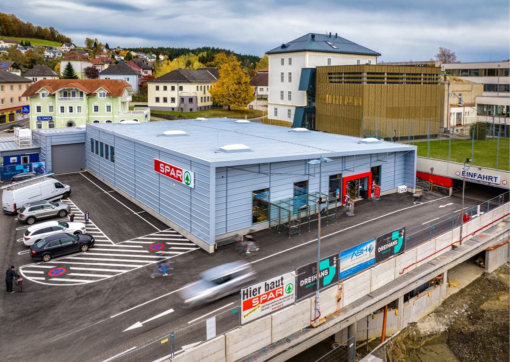 Bild 1 Als voll ausgestatteter Supermarkt konnte die Wanderhalle vorübergehend die Nahversorgung in Rohrbach übernehmen