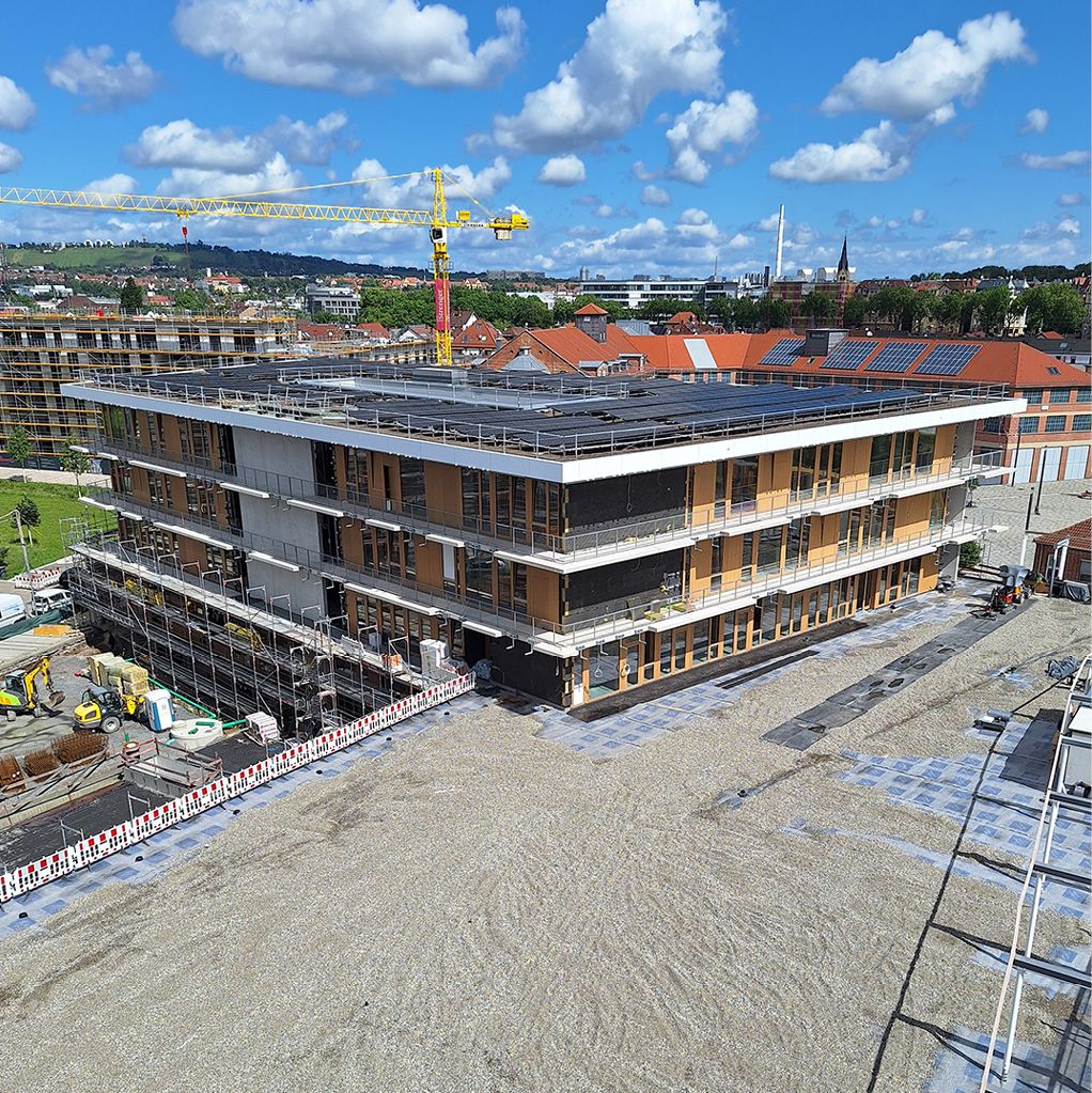 Bild 3 Schneller Fortschritt dank guter Planung: Der Rohbau konnte bereits im Januar 2024 nach 16 Monaten Bauzeit fertig­gestellt werden; die Arbeiten gehen seitdem zügig weiter