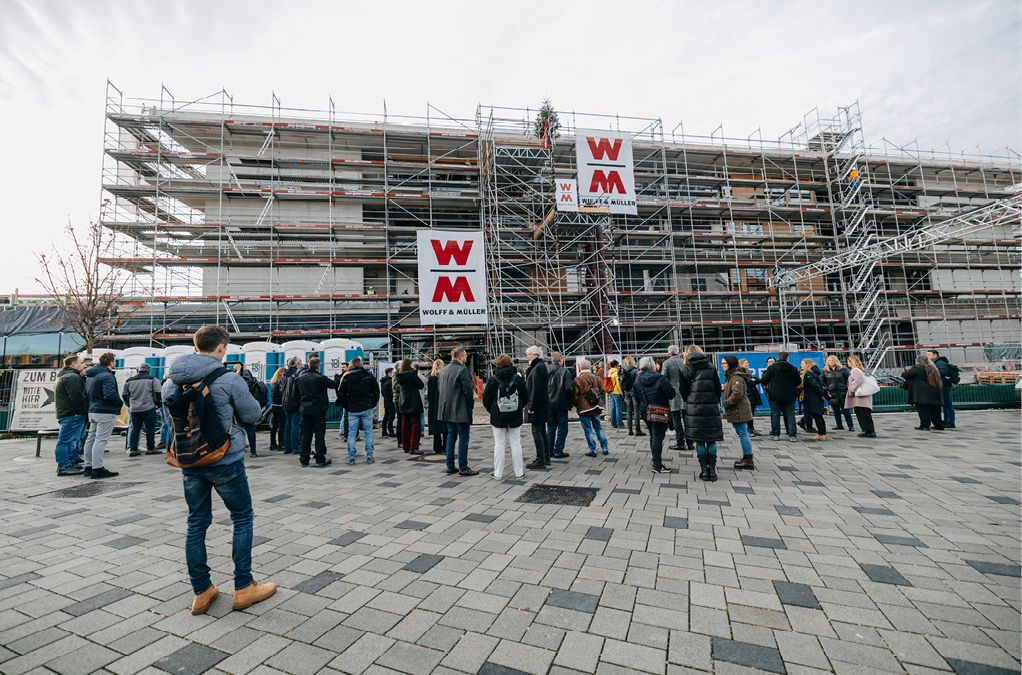 Bild 4 Ein Projekt mit Pilotcharakter – beim Richtfest herrschte reges Interesse an dem neuen Gebäude