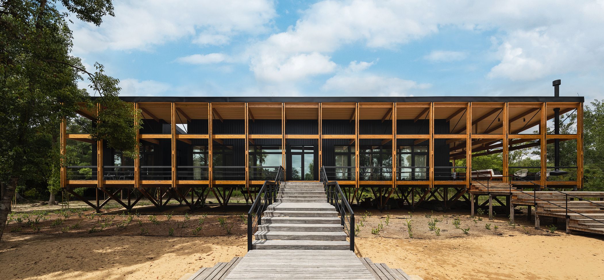 Bild 1 Das Casa Biguá wurde als Wochenendhaus auf einer Insel im Tigre-Delta bei Buenos Aires gebaut. Die Holzbauweise erlaubt eine offene und leichte Konstruktion in der sumpfigen Landschaft direkt am Fluss.