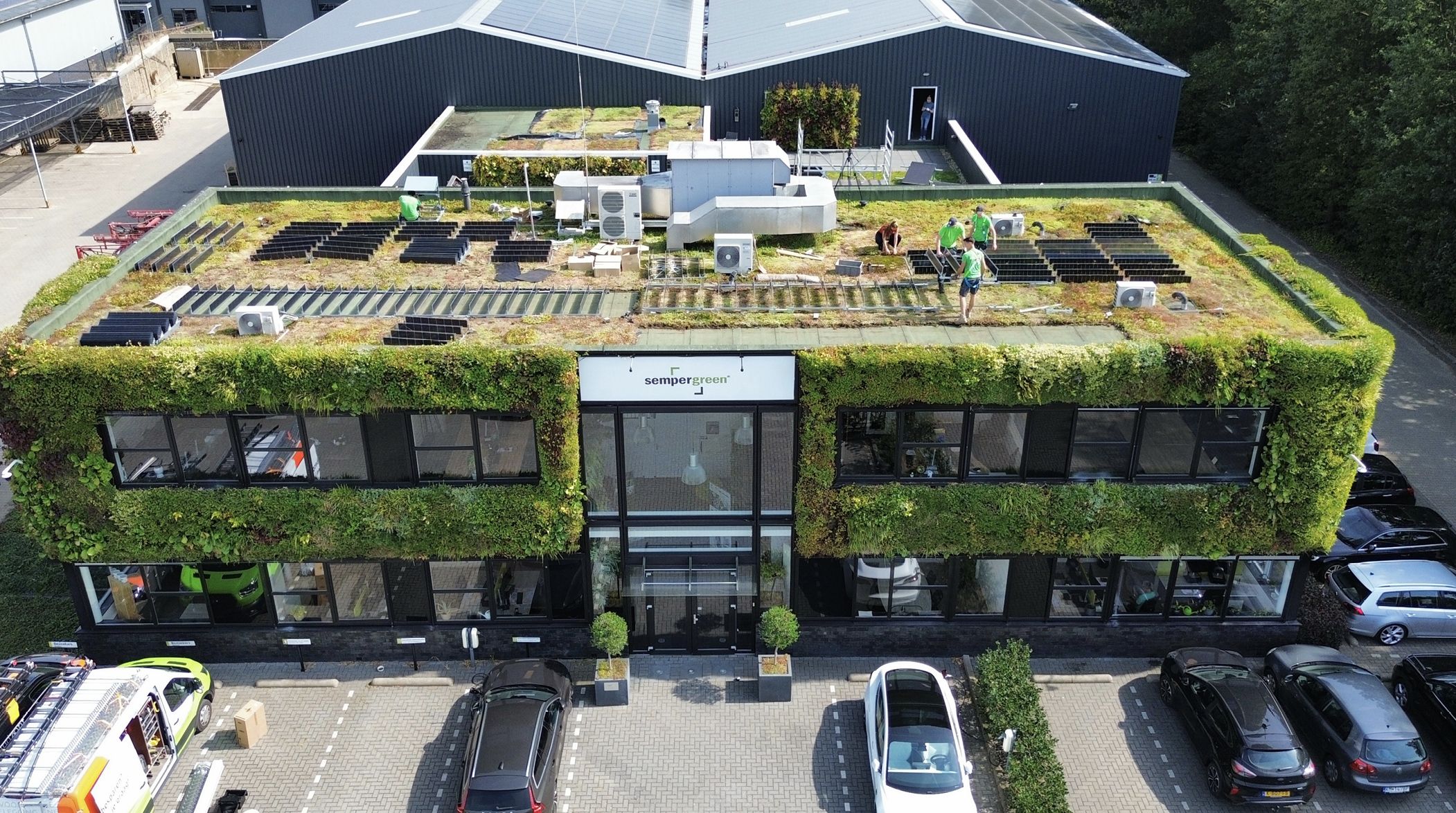 Over Easy Solar kooperiert mit Sempergreen und bietet innovative vertikale PV-Module für Gründächer in Europa an, die leicht und effizient sind.