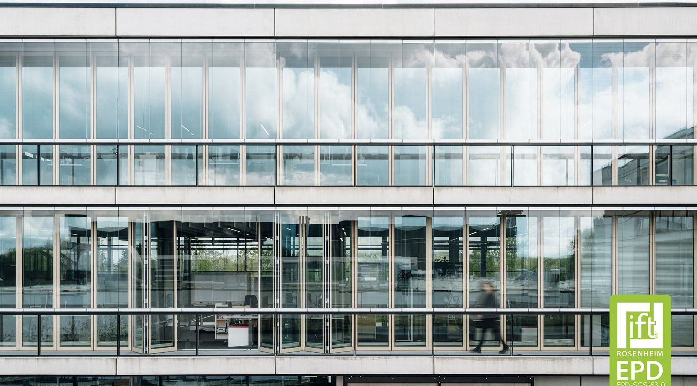 <b>Bild 1</b> Die klimaregulierende Comfort-Doppelfassade am Standort in Melle basiert auf der Idee des Doppelfensters – sowohl für die Glas-Faltwände der inneren Ebene als auch für die Schiebe-Dreh-­Elemente der äußeren Ebene stehen nun produktspezifische Umweltproduktdeklarationen zur Verfügung<br><sup>Quelle: Malik Pahlmann für Solarlux GmbH</sup>