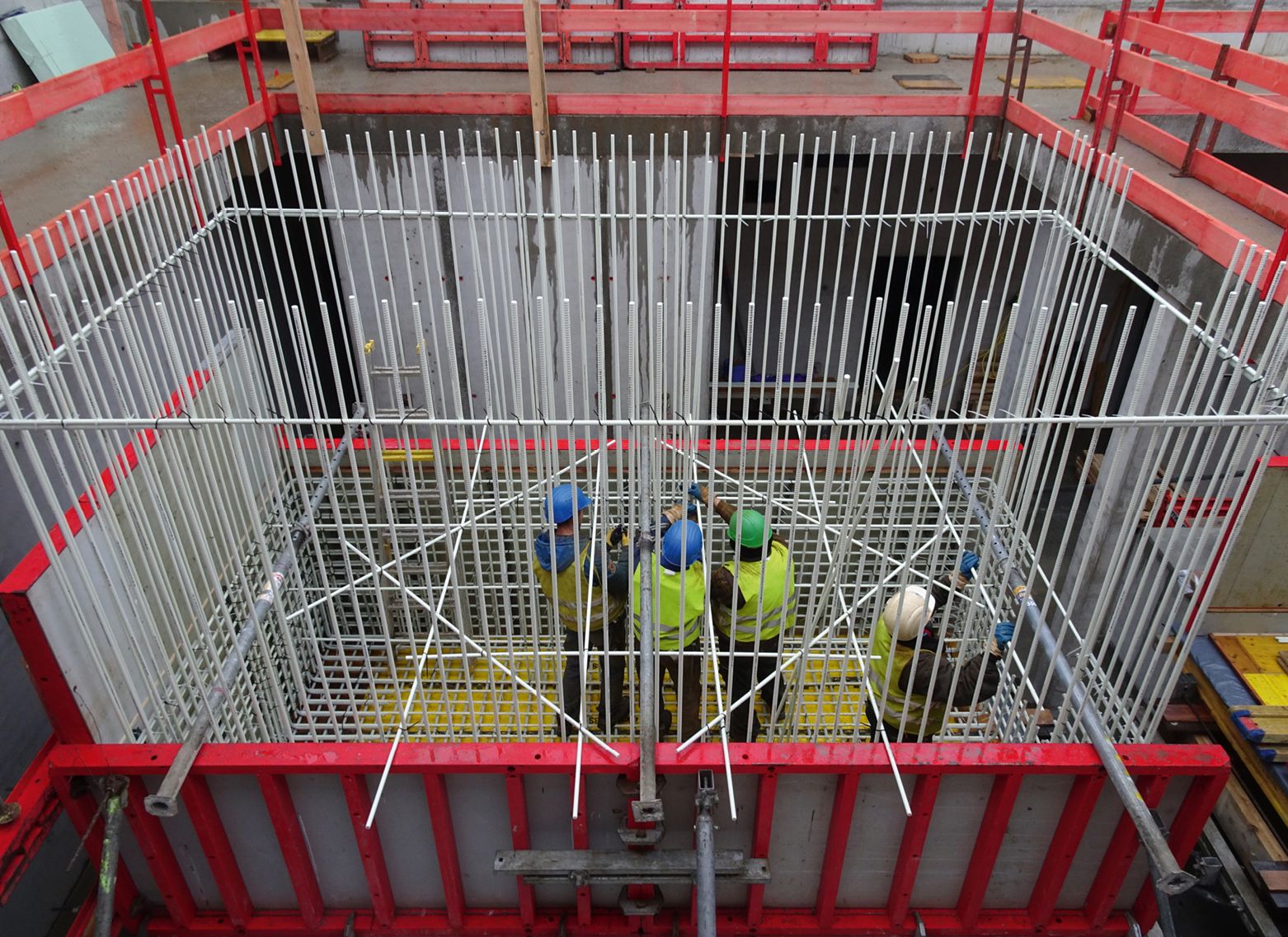 Bild 1 Am ZAQuant der Universität Stuttgart konnten durch die Glasfaserverbund­bewehrung Schöck Combar magnetische Störungen, ausgelöst durch Stahlbewehrung, vermieden werden Quelle: hammeskrause architekten bda