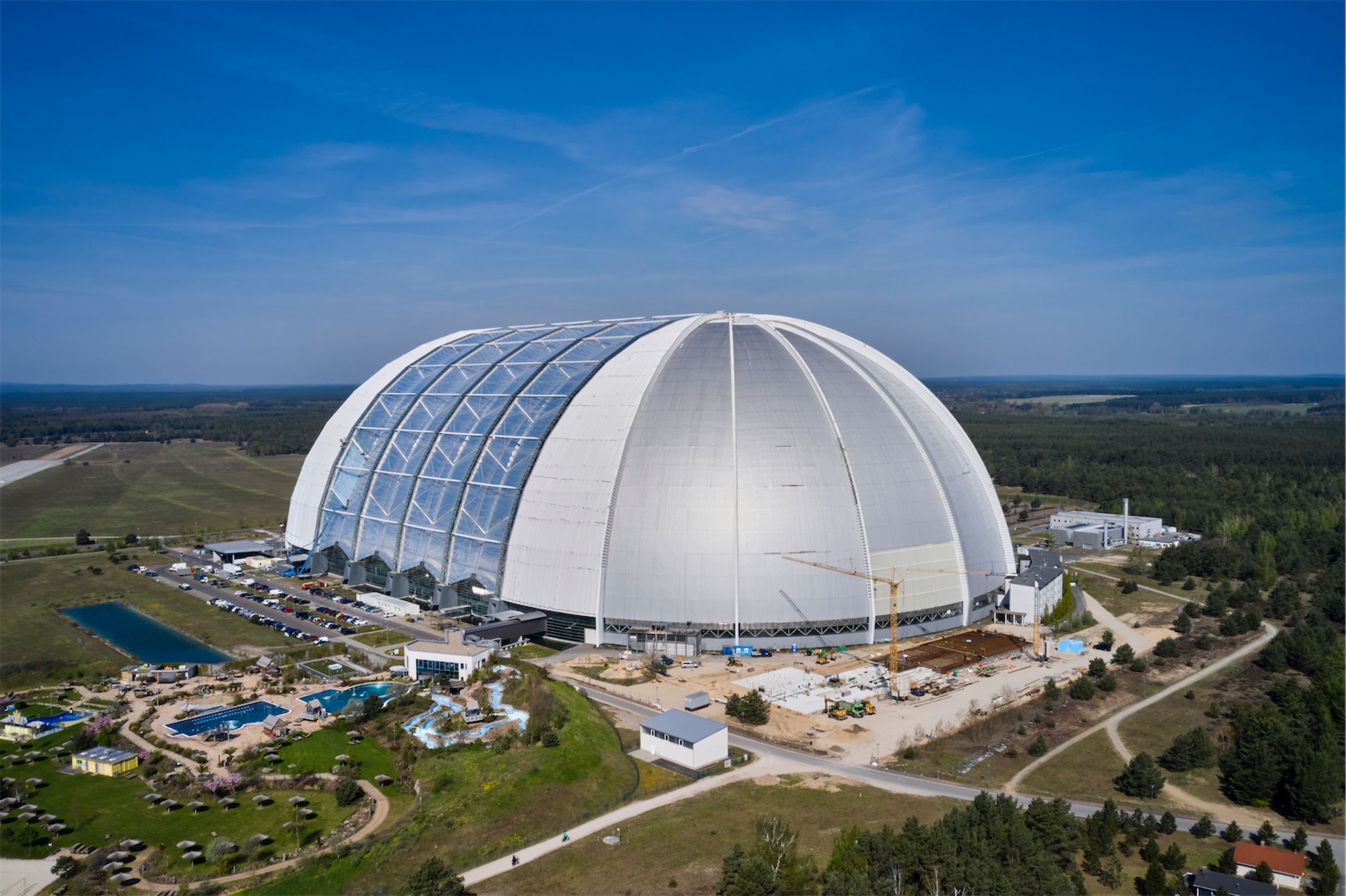 Bild 1 Außenaufnahme der ehemaligen Luftschiffhalle - jetzt Tropical Islands genannt