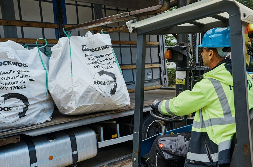 Dieselben Lkw, die neue Dämmplatten für die Verarbeitung bringen, fahren Baustellenabschnitte zurück in das nächstgelegene Werk der DEUTSCHEN ROCKWOOL Quelle: DEUTSCHE ROCKWOOL GmbH & Co. KG