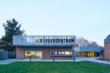 Außenansicht Bürgerzentrum Lützel nach dem Umbau – zeigt den Übergang zwischen Bestand von 1969 und Erweiterung. Die alte Ziegelfassade blieb erhalten und wurde behutsam gereinigt, Quelle: Marcel Kohnen, Photographie, Köln