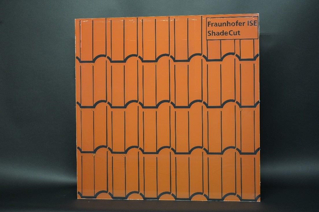 Mit den Folienschnittmustern können zum Beispiel Dachziegel imitiert werden, ohne die Effizienz des PV-Moduls nennenswert zu beeinträchtigen. Quelle: Fraunhofer ISE/ Marco Ernst