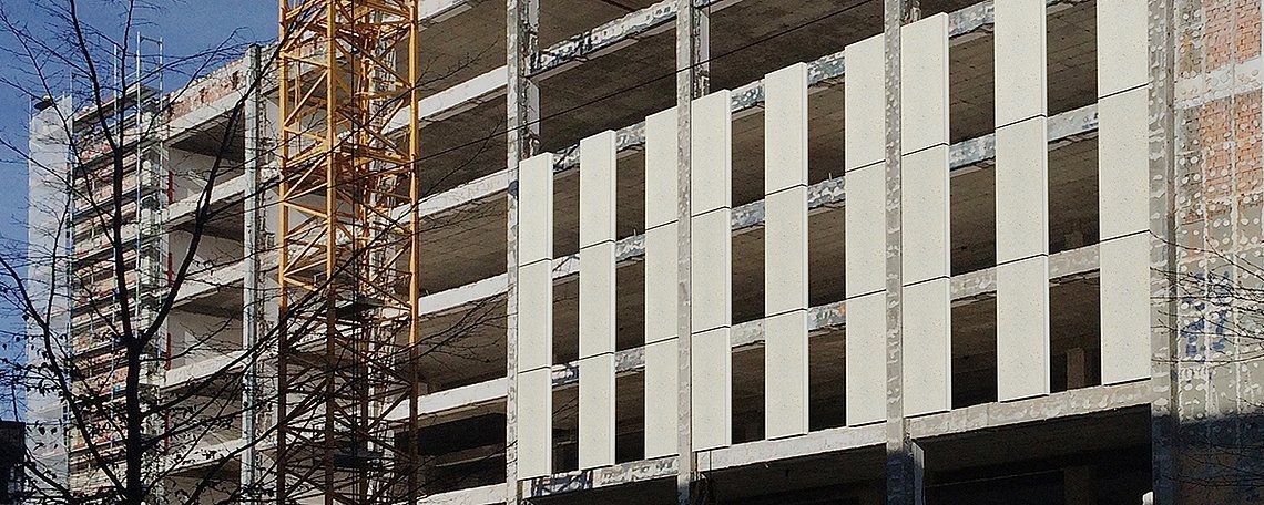 Montage von Fassaden-Sandwichelementen in der Gebäudemodernisierung; Quelle: kbp Kauer – Brodmeier – Peter Architekten & Ingenieure / Roland Krippner