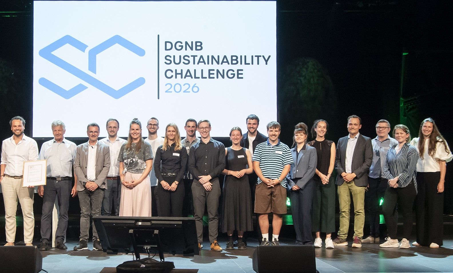 Alle Gewinner und Finalisten der DGNB Sustainability Challenge 2026 beim DGNB Tag der Nachhaltigkeit in Stuttgart. Quelle: DGNB