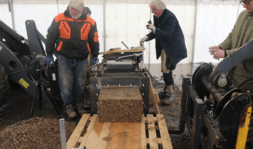Bild 7 Pilotversuch im März 2021: im Maßstab 1:4 hydraulisch gepresster Block aus Recycling-Wellerlehmmasse eines thüringischen Gebäudes von 1711 Quelle: Christian Hansel, Lovis Lehmbau UG