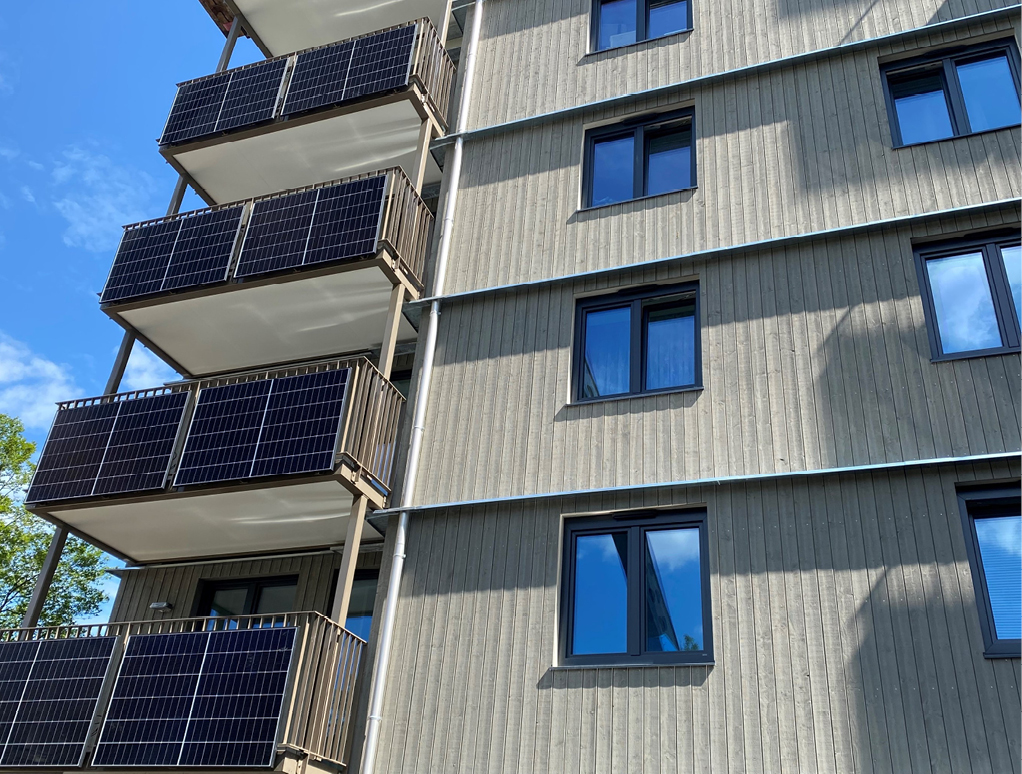 Bild 7 Neue Balkone mit PV-Modulen